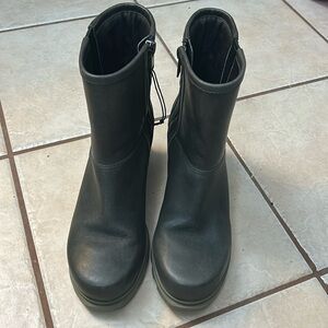 Like new Sorel platform wedge boots